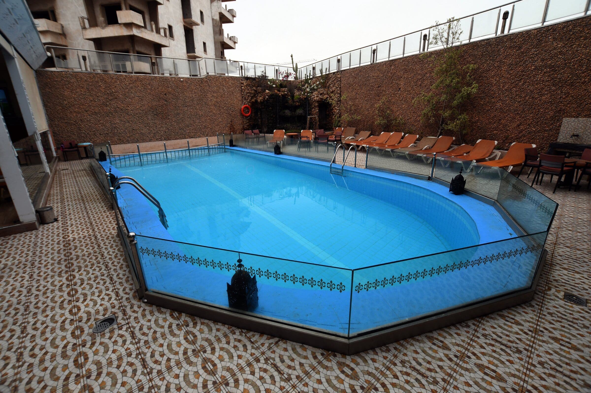 Piscine et détente à l'Hôtel Omega